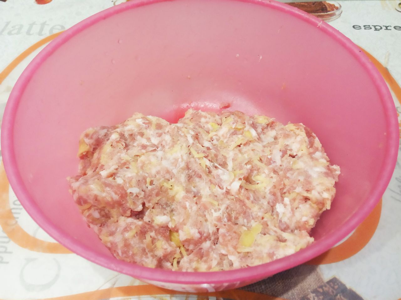 Картофель тушеный и фаршированный мясным фаршем: Соединяем фарш с луком и измельченным картофелем, солим, перчим по вкусу и тщательно размешиваем.