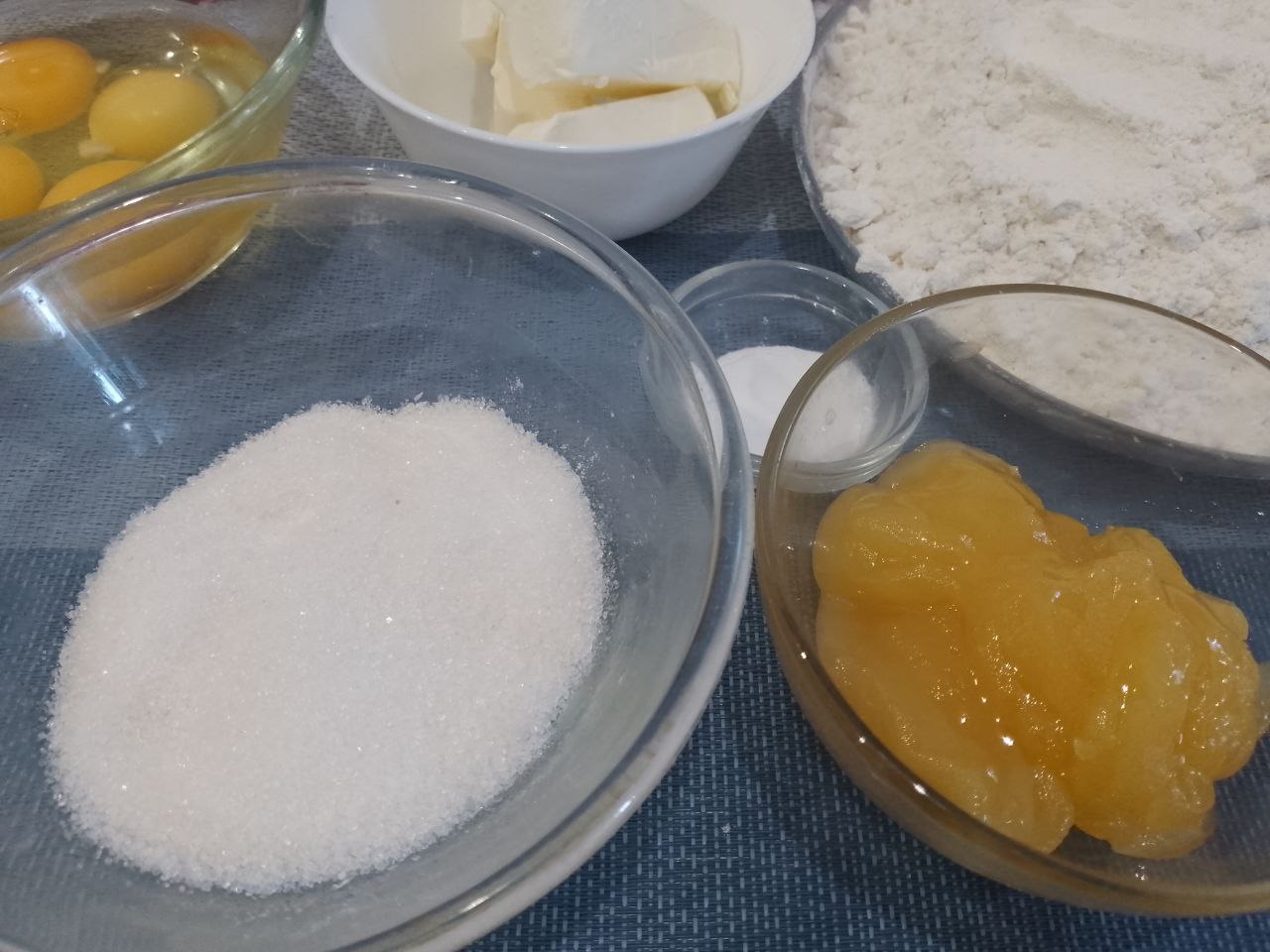 Медовый торт с кремом из творожного сыра, творога, сливок и замороженных ягод