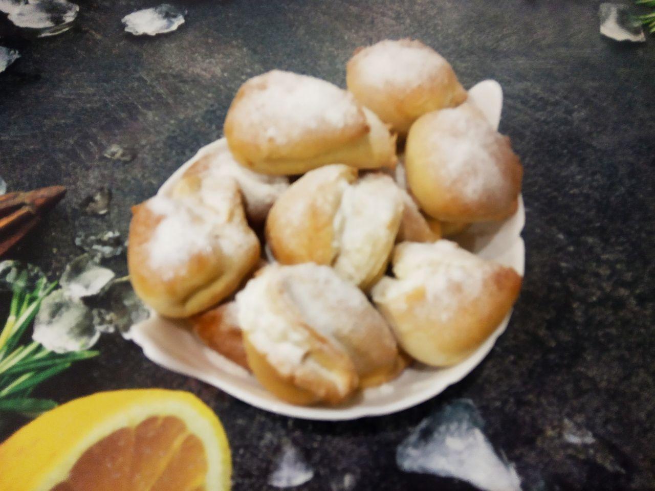Вкусное и аппетитное печенье с творогом: Остывшее печенье выкладываем на блюдо, посыпаем сахарной пудрой и подаем к чаю.