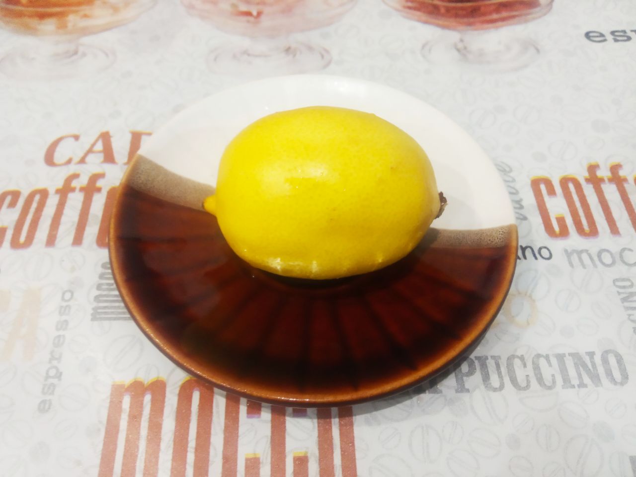 Вкусный десерт из яблочного желе и лимона: Лимон промываем, очищаем и натираем на терке.