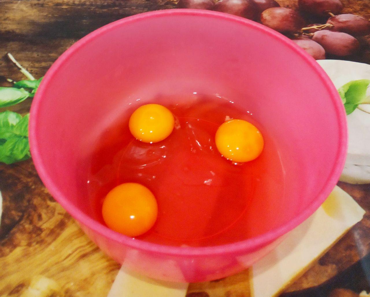 Простое и вкусное печенье с фруктами: В посудину для замешивания теста, разбиваем три яйца.