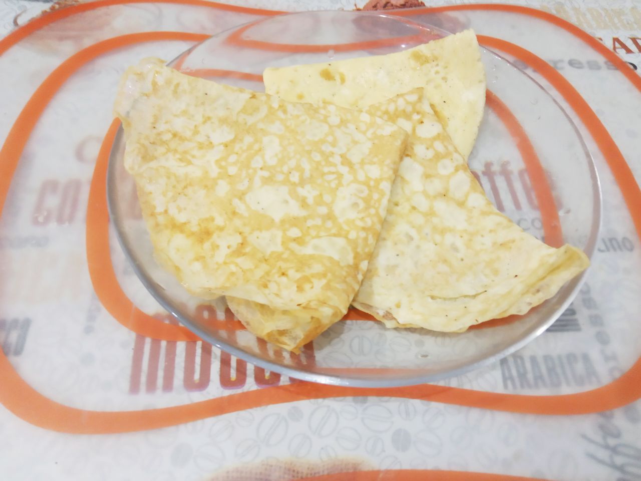 Простой рецепт салата, вкусный и сытный: Разогреваем сковороду и обжариваем на сухой сковороде яичные блины. У меня получилось три блина, так как