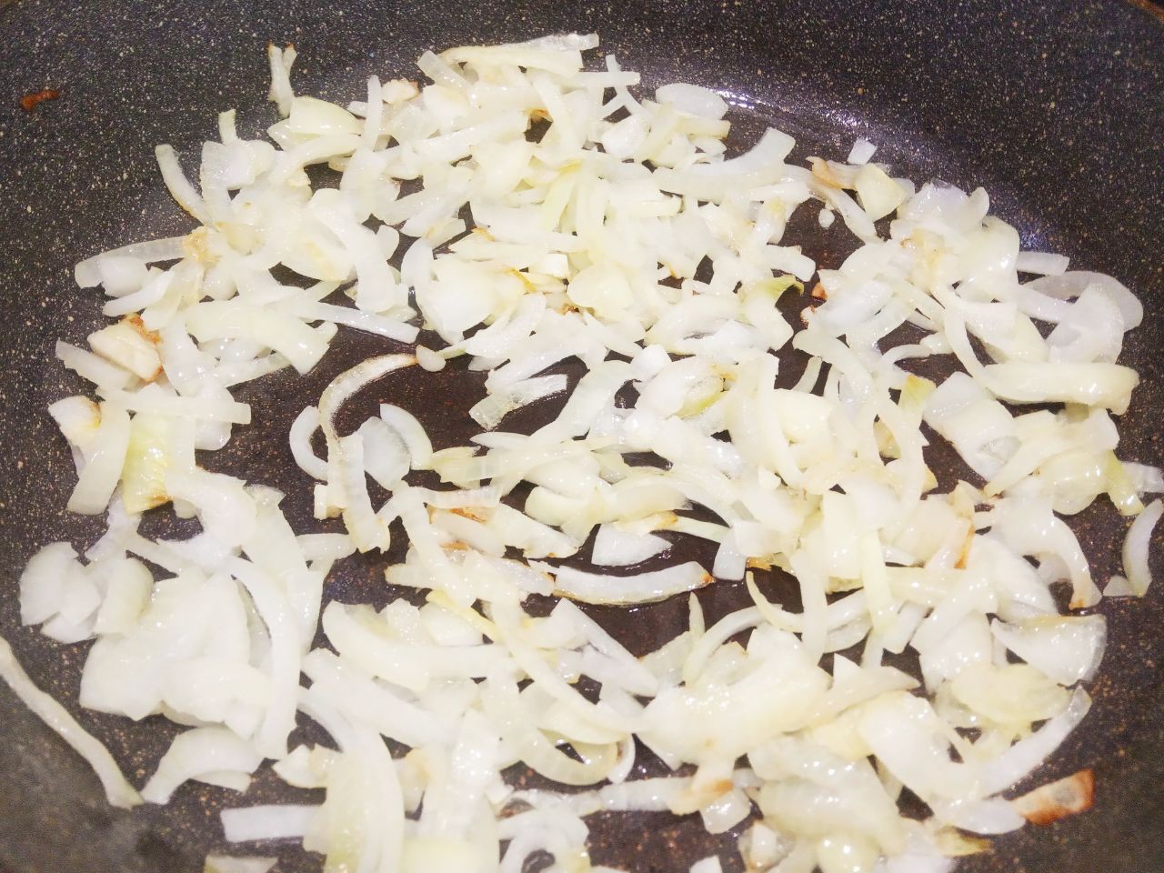 Клецки картофельные, с жареным луком и мясом: Сковороду разогреваем  с растительным маслом и обжариваем.