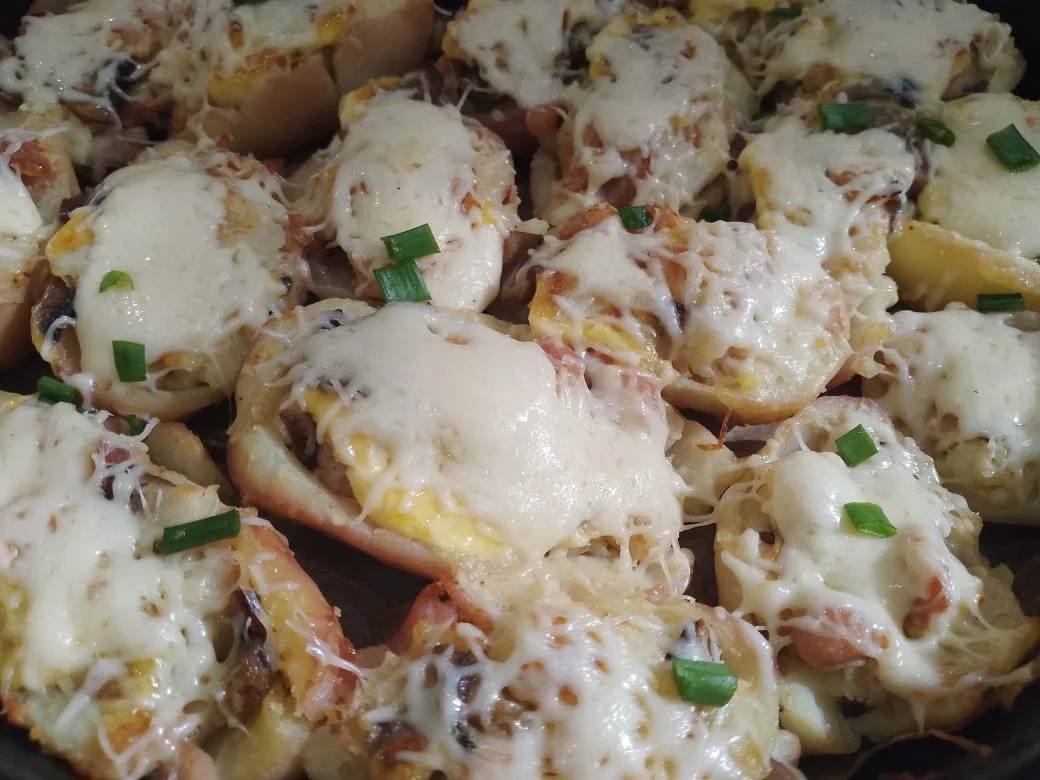 Картофель с начинкой из куриного мяса, шампиньонов и сыра