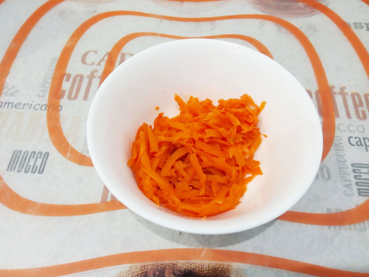Простой рецепт красного борща, просто и вкусно: Морковь очищаем от кожуры, промываем и натираем на крупной терке.