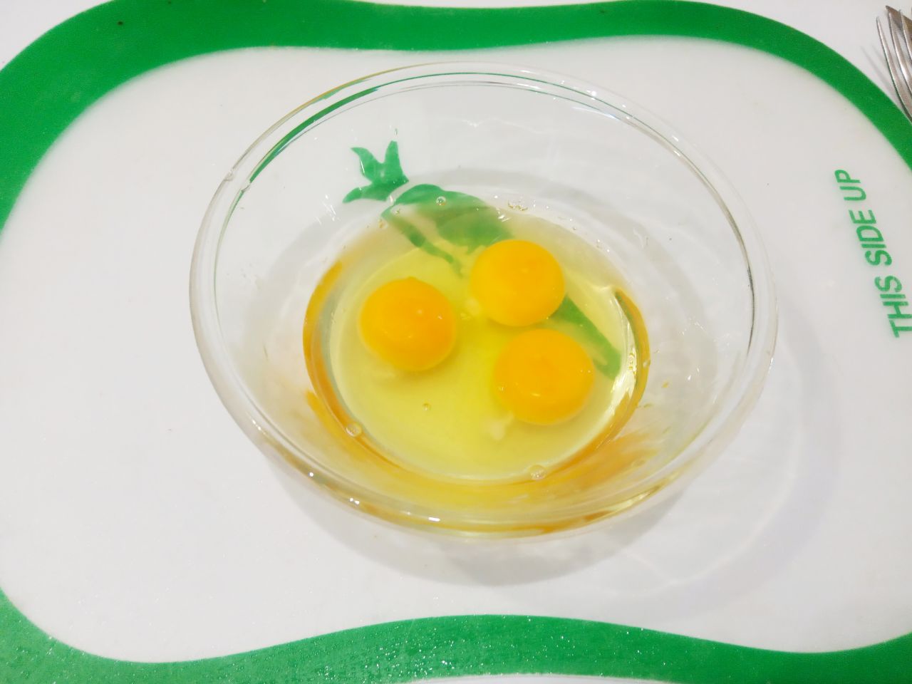 Цветная капуста в кляре, просто и вкусно: Приготовим кляр. Яйца разбиваем в чашу, взбиваем венчиком или вилкой.