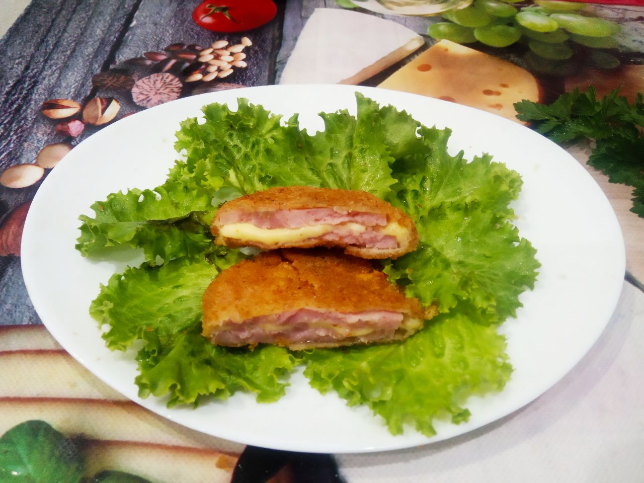 Вкусный и аппетитный завтрак из ветчины и сыра, в кляре
