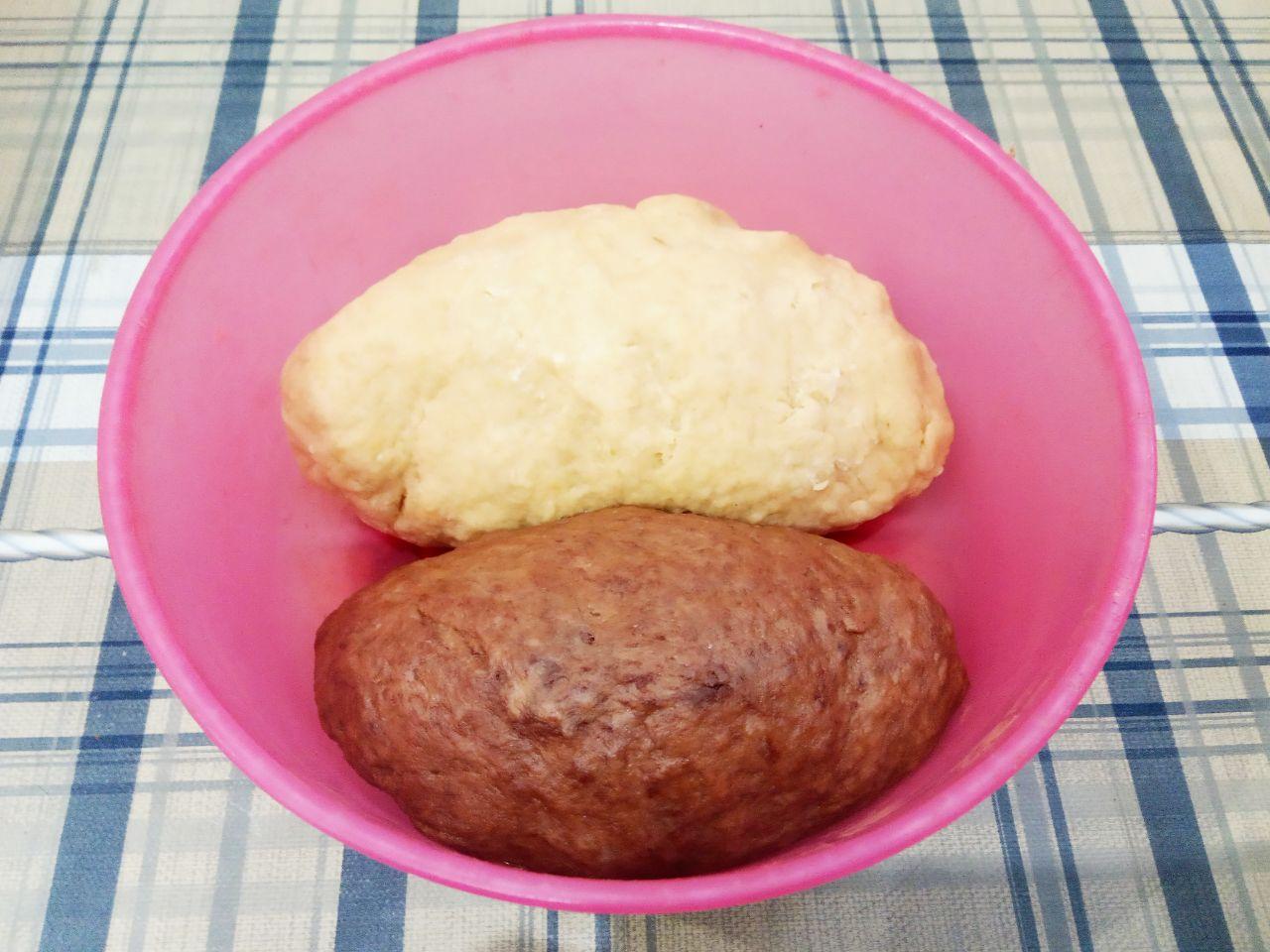 Печенье рулетики к чаю, вкусно и просто: Достаем тесто и раскатываем тонким листом белое и темное тесто.