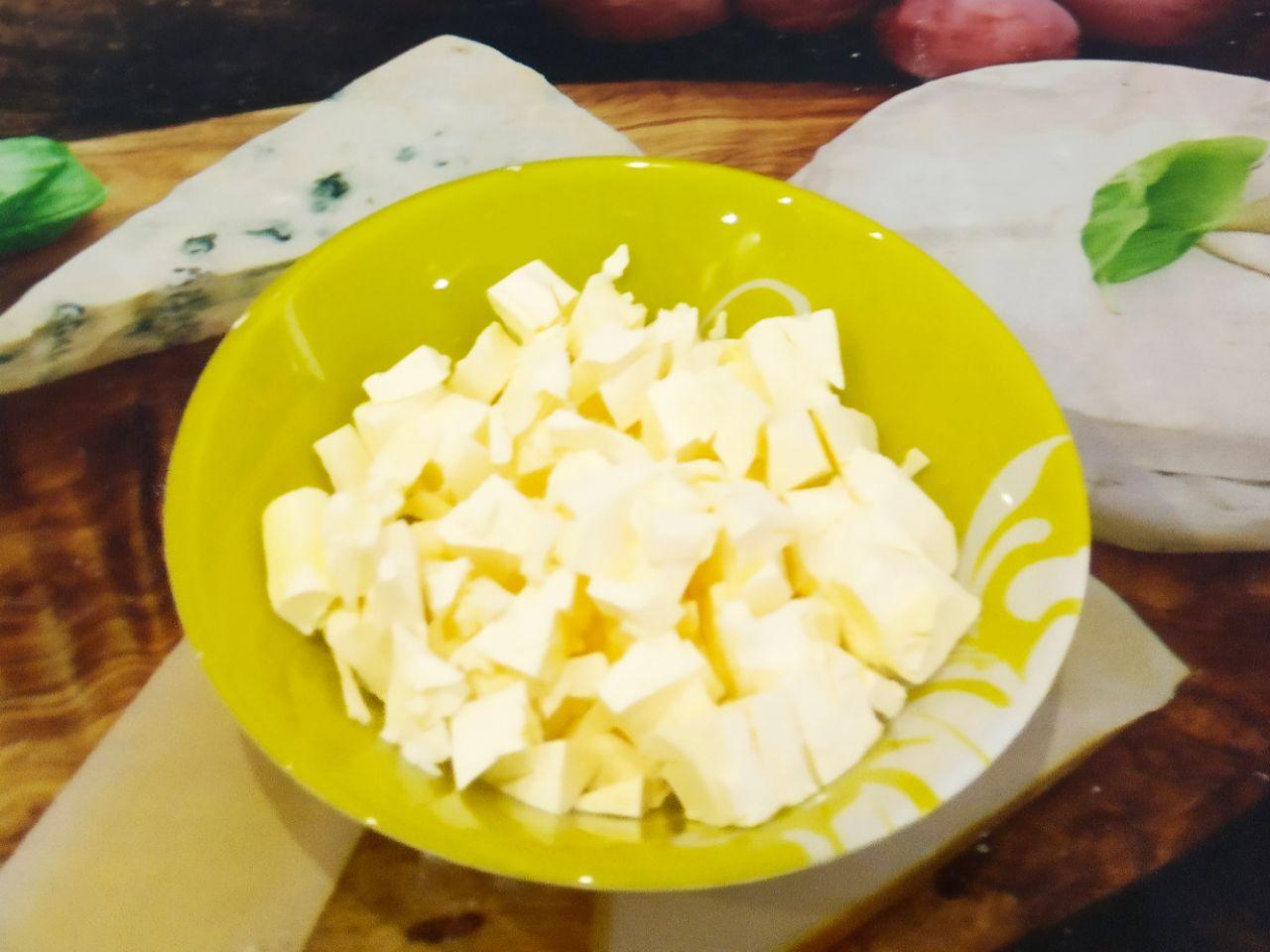 Вкусный и ароматный кофейный торт с заварным сливочным кремом: В посуду с желтками добавляем сахарную пудру или сахар и маргарин. Взбиваем массу до густой пены.