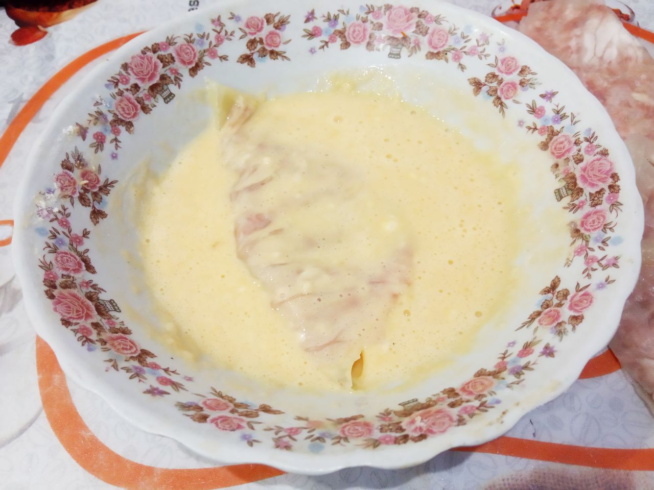 Голубцы из капусты и фарша, в кляре, жареные на сковороде, сытно и вкусно: Затем голубцы окунаем в кляр.