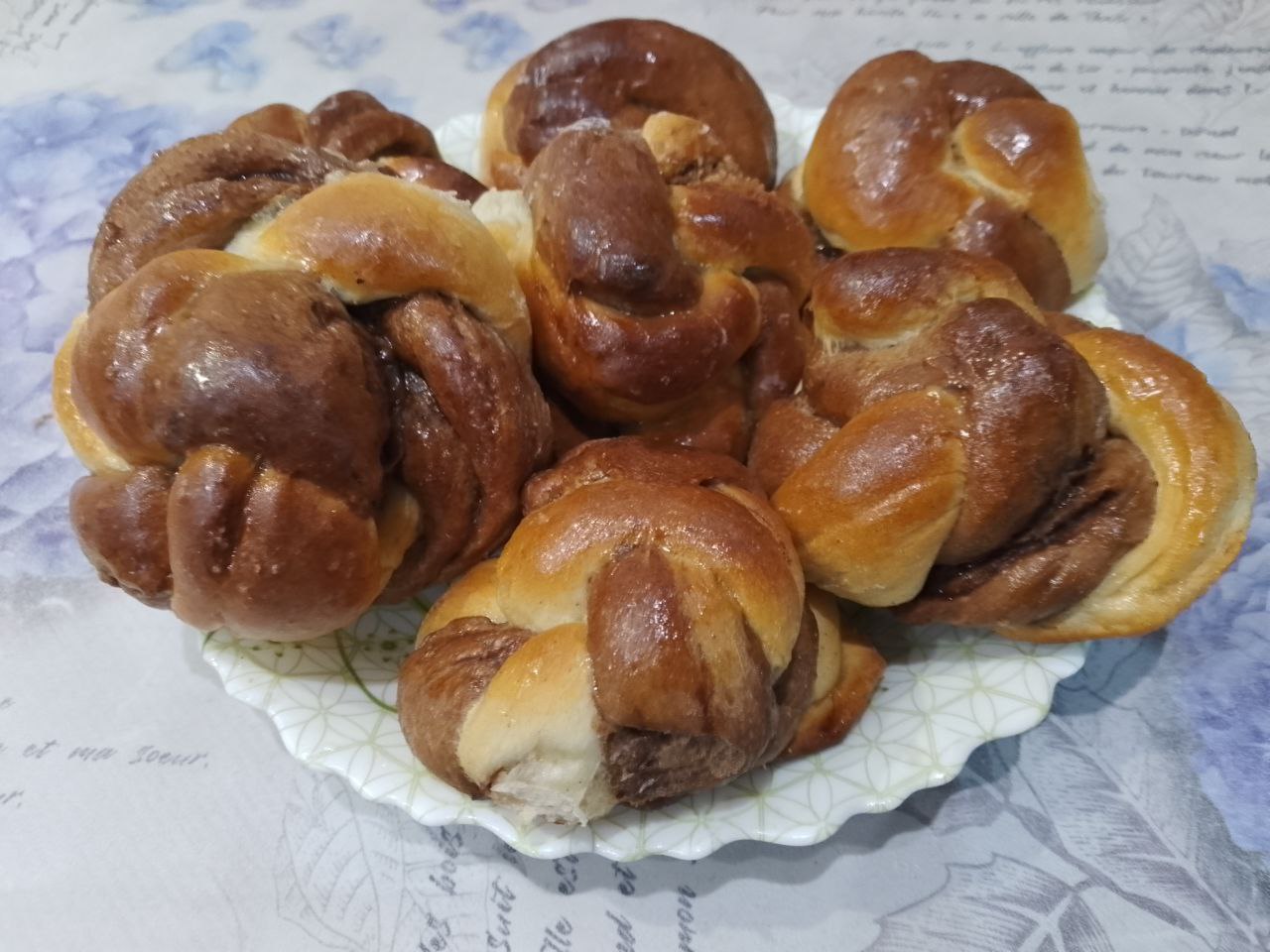 Воздушные булочки из дрожжевого теста с вареньем и корицей