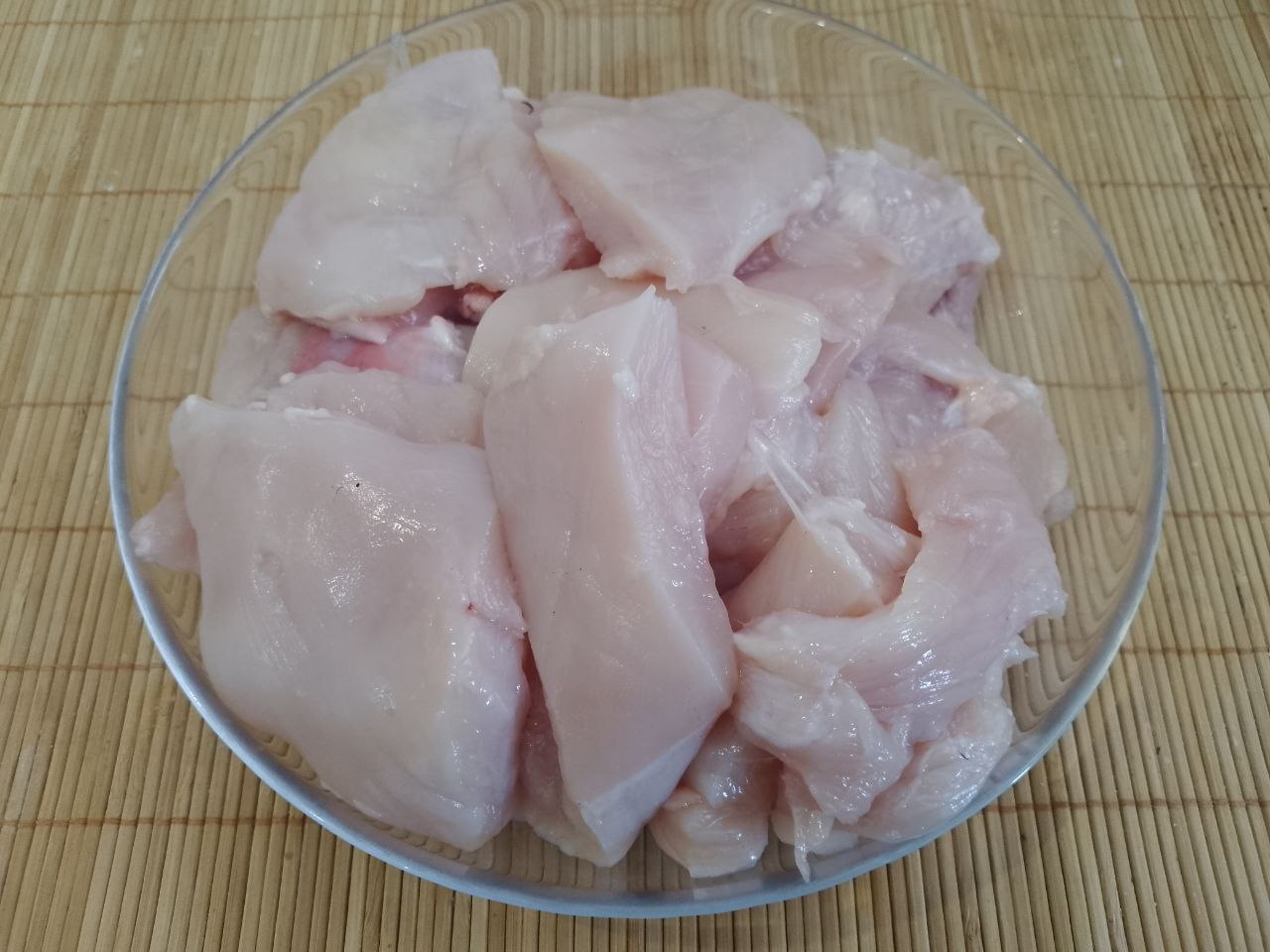 Отбивные в кляре из куриного мяса, на сковороде: Куриное филе промываем, просушиваем и разрезаем на кусочки.