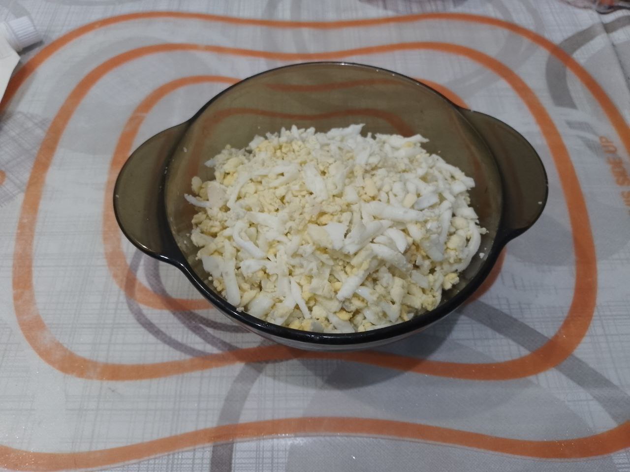 Лаваш с начинкой из мяса, яиц и моркови: Яйца отвариваем, охлаждаем и очищаем скорлупу. Натираем яйца на крупной терке и солим по вкусу.
