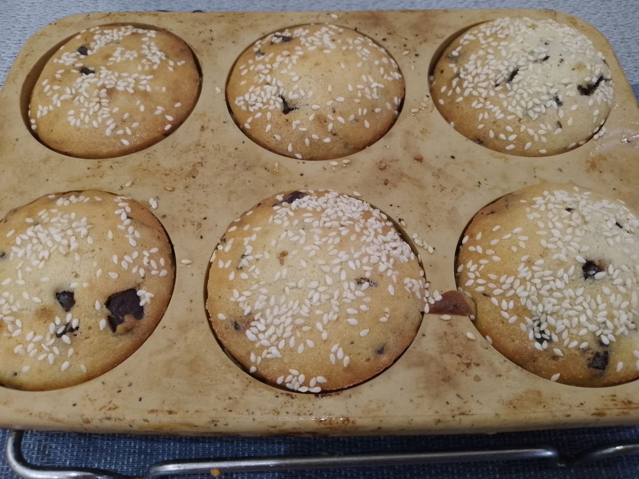 Вафли мягкие воздушные, с шоколадом и кунжутом: Разогреваем духовку до 180 С и ставим вафли для выпекания. Выпекаем до румяного цвета около 15 минут.