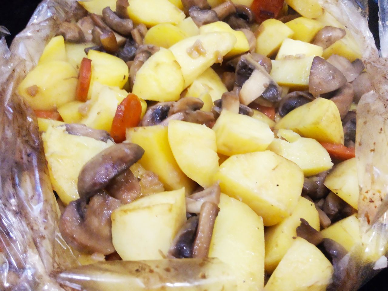 Картофель с грибами запеченный в рукаве для запекания, просто и вкусно: Укладываем рукав с картофелем на противень и ставим в разогретую духовку до 180-190 С для запекания.