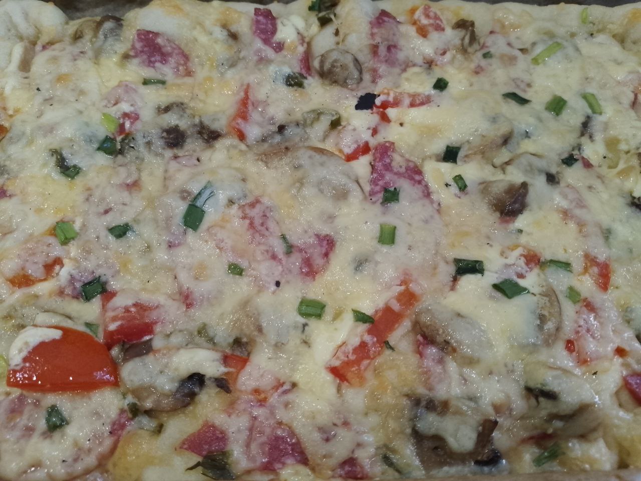 Домашняя пицца с шампиньонами, колбасой, помидорами и сыром: Пиццу ставим в разогретую духовку и выпекаем 15-20 минут.