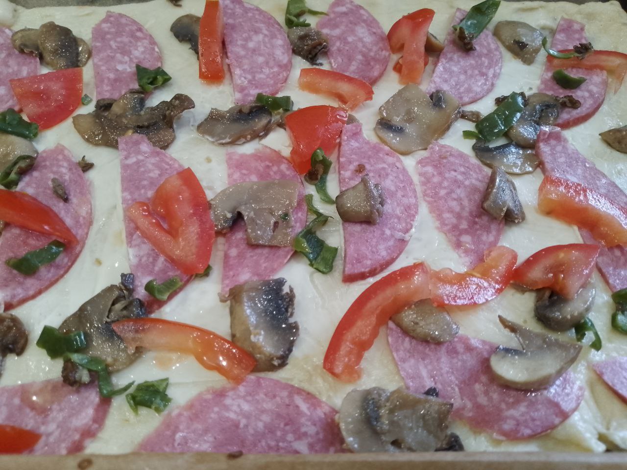 Домашняя пицца с шампиньонами, колбасой, помидорами и сыром: Потом распределяем помидоры и шампиньоны.
