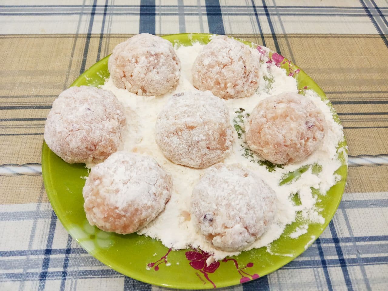 Мясные тефтели с добавлением риса, нежные и сочные: Фарш разделяем на небольшие тефтели и обваливаем в муке.