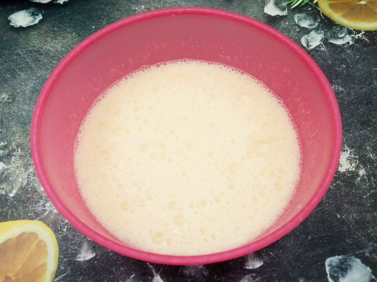 Нежная творожная пасха с цукатами и изюмом: Яйца разбиваем в чашу, добавляем сахар, ванильный сахар или ванилин и взбиваем до загустения.