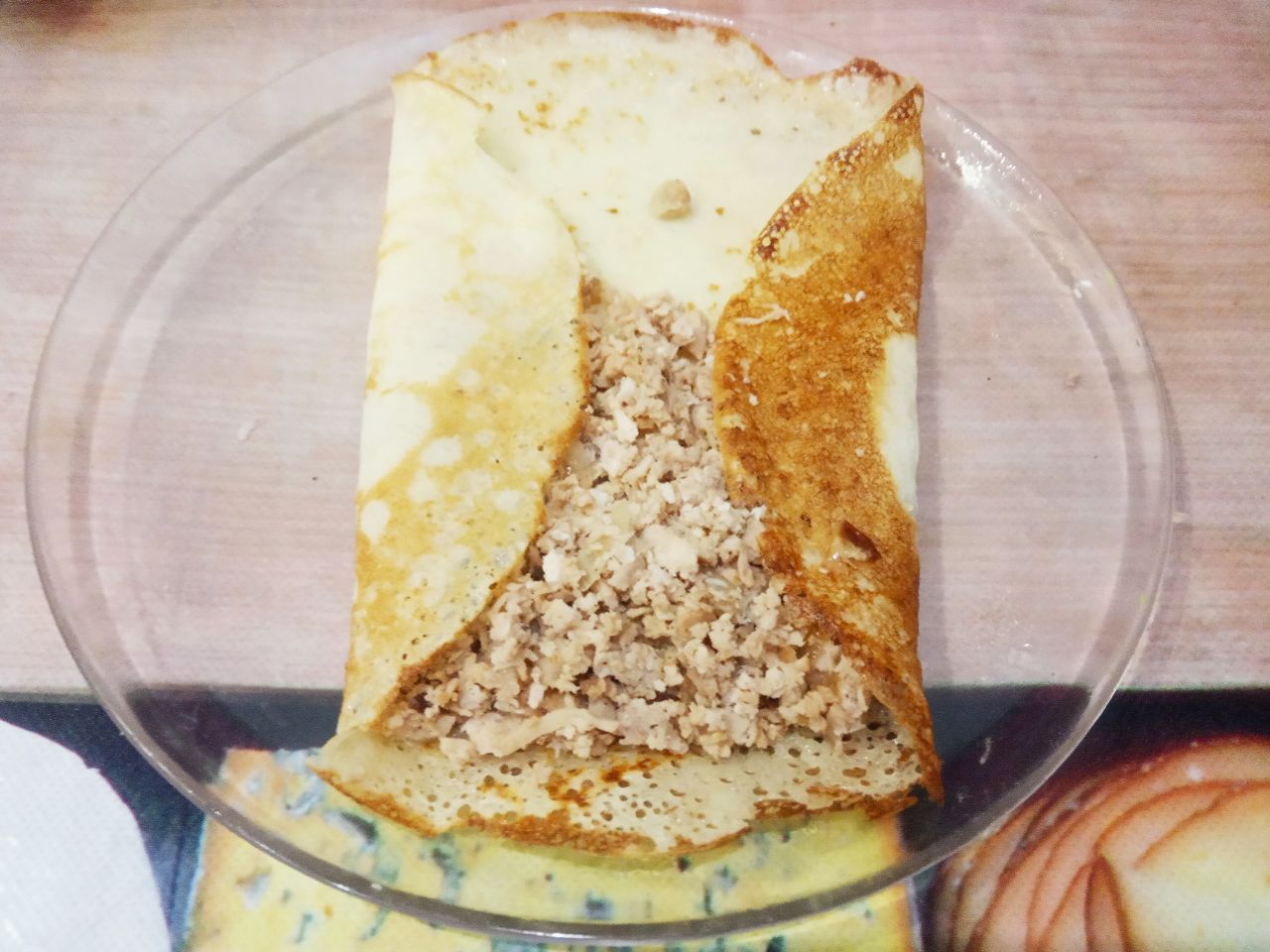Блинчики с мясом и сыром, запеченные в духовке: На один край блина кладем начинку, закрываем начинку с двух сторон, потом с одной стороны и заворачиваем.