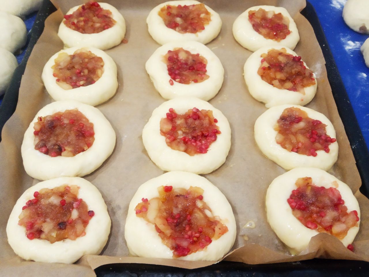 Булочки с начинкой из жареных яблок, изюма и корицы: В центре булочек делаем углубления и наполняем яблочной начинкой.