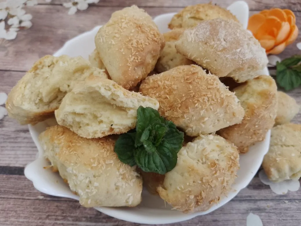 Простой рецепт печенья с кокосовой стружкой, без яиц: Испеченное печенье вынимаем из духовки и охлаждаем.Выкладываем печенье на блюдо и подаем к чаю.