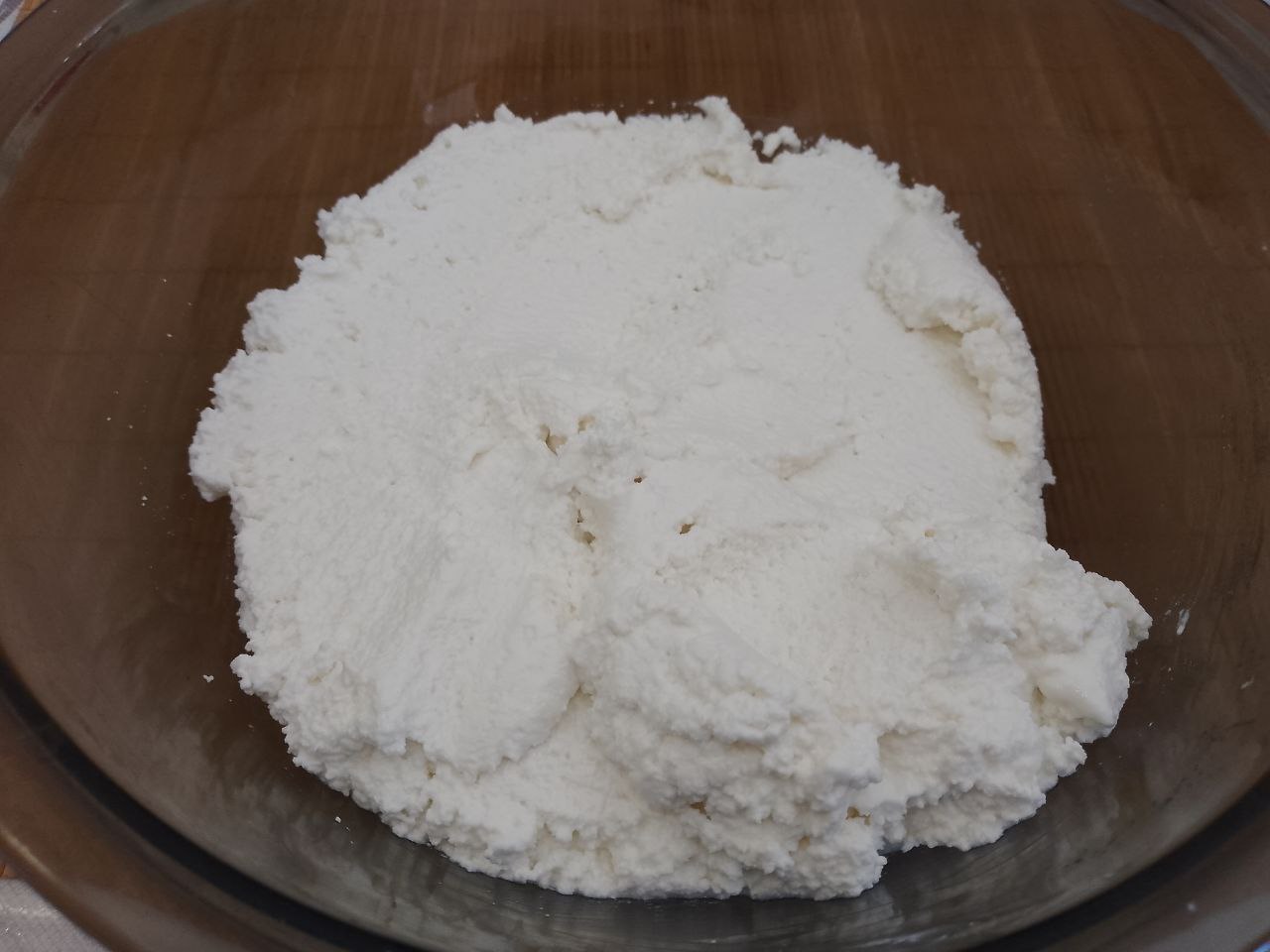 Пирог из песочной крошки и творога, вкусный и аппетитный: Приготовим творожную начинку.