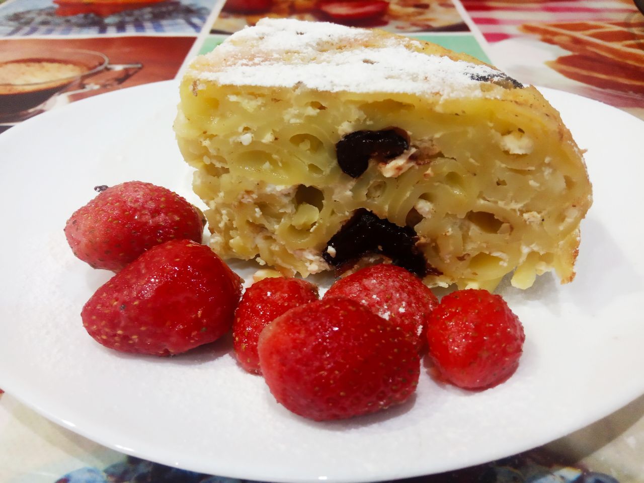 Запеканка из макарон с творогом и черносливом