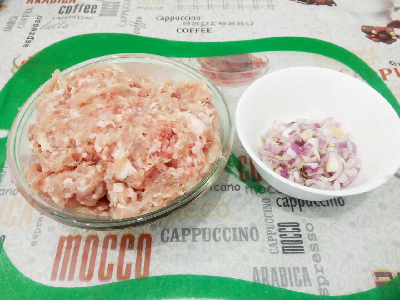 Пирожки из слоёного теста с мясной начинкой: Лук очищаем от шелухи, промываем и мелко нарезаем.