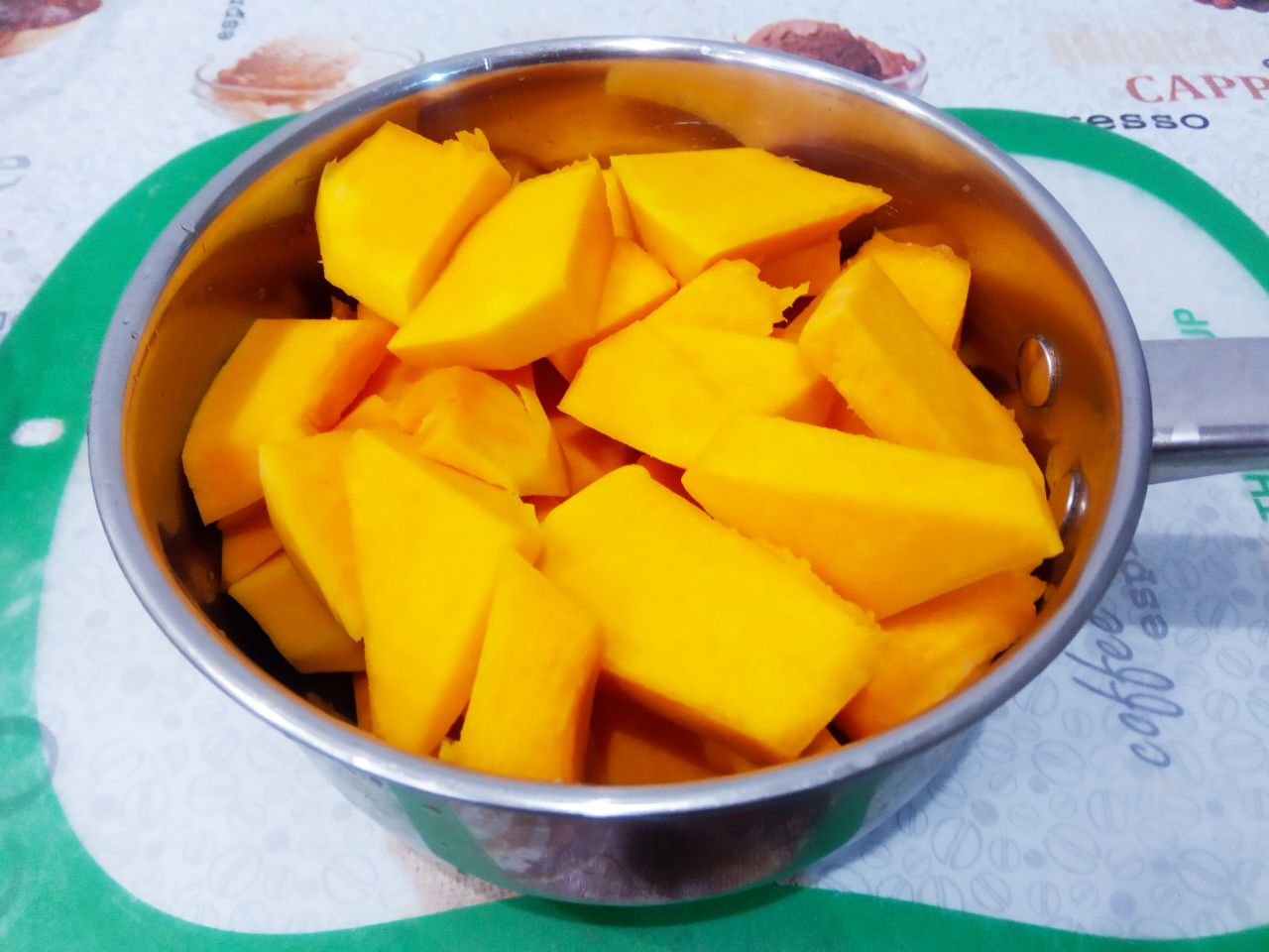 Десерт из тыквы, вкусный и аппетитный: Тыкву очищаем от семян и кожуры, разрезаем на небольшие кусочки.