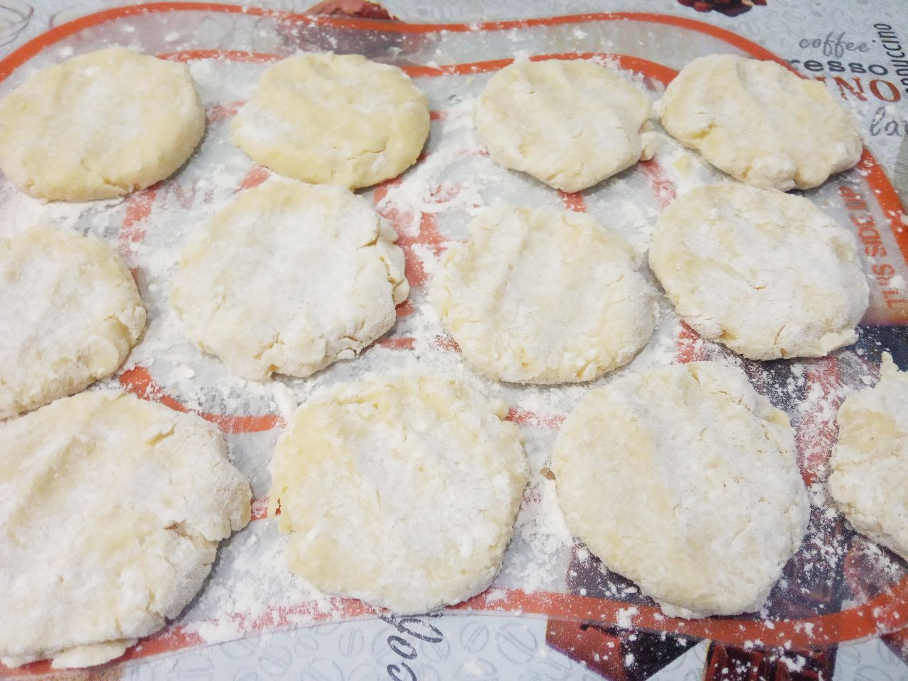 Картофельные пирожки с начинкой из куриного филе и лука: Картофельное тесто разделяем на равные части, формируем лепешки чтобы тесто не приставало к рукам, используем