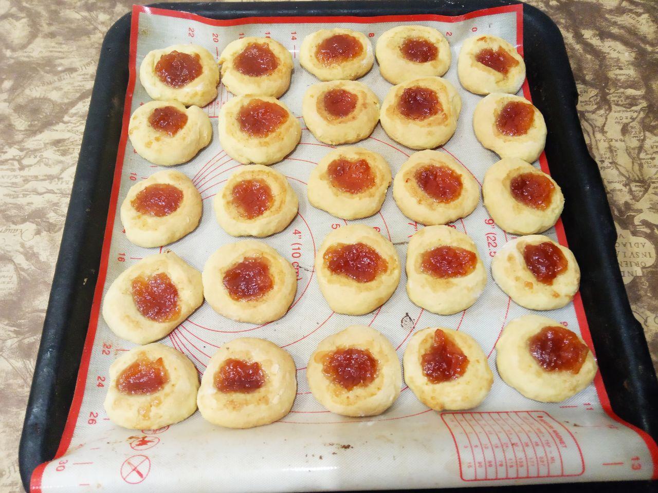 Рассыпчатое мягкое печенье с яблочным джемом: Выпекаем печенье при 180 С до светло-желтого цвета.