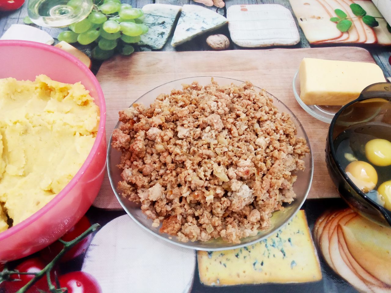Картофельный рулет с мясной начинкой, запеченный в духовке