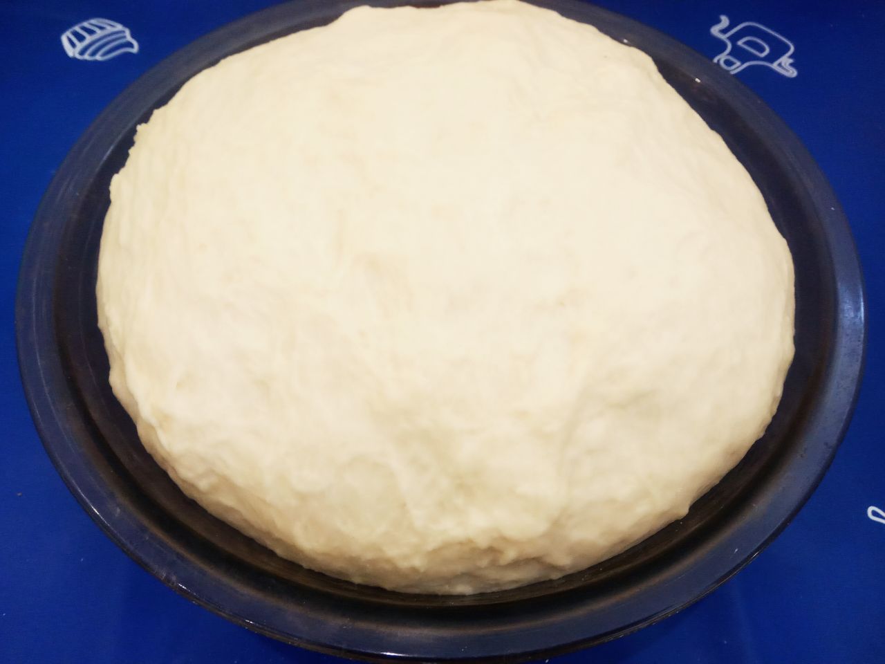 Булочки воздушные, мягкие, слоистые и вкусные: Тесто накрываем и ставим в теплое место для подъема на 1-1,5 часа.