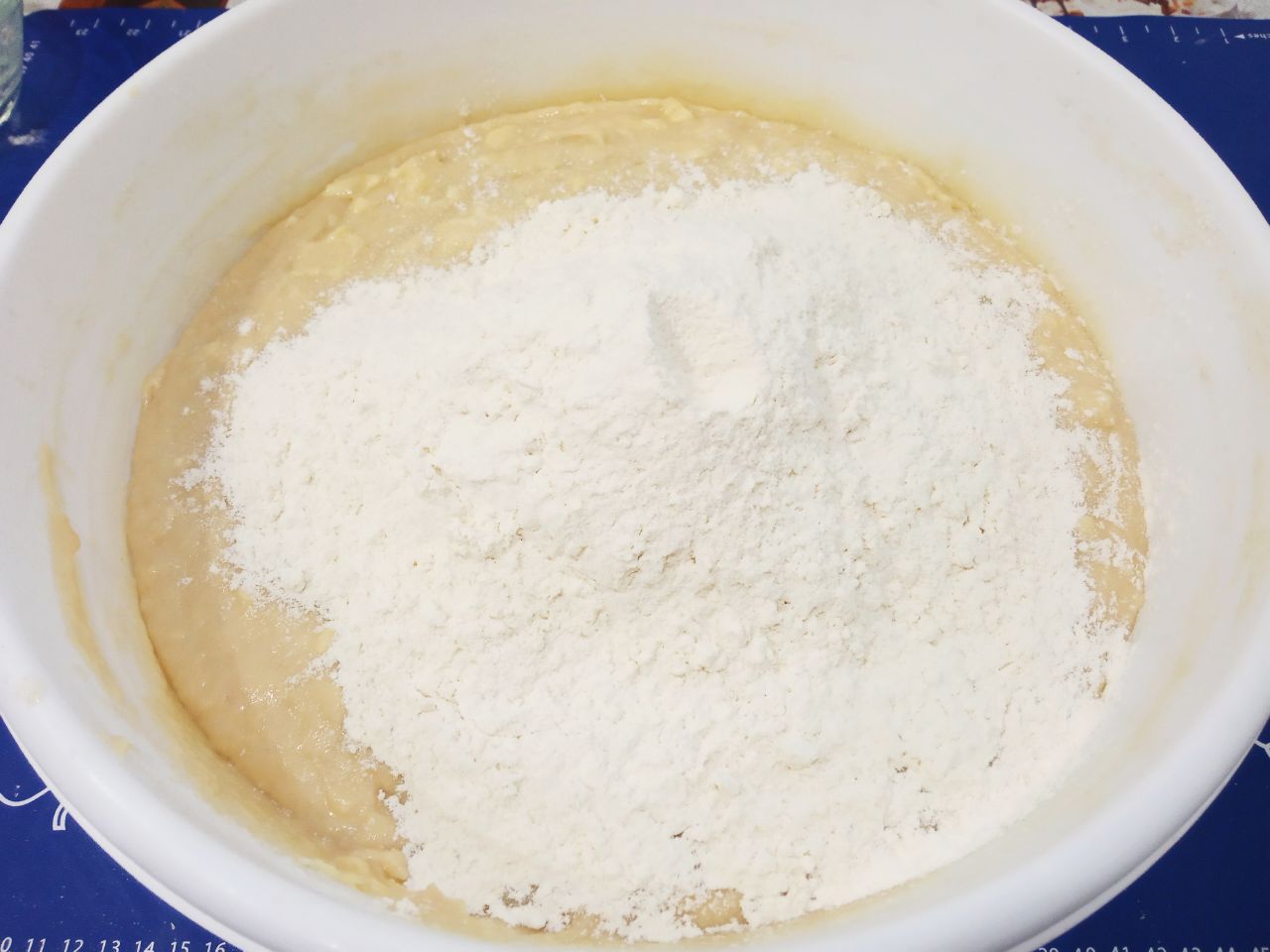 Домашние пасхальные куличи воздушные, мягкие и вкусные: Добавляем частями муку и вымешиваем до тех пор, пока тесто будет немного липнуть к рукам.