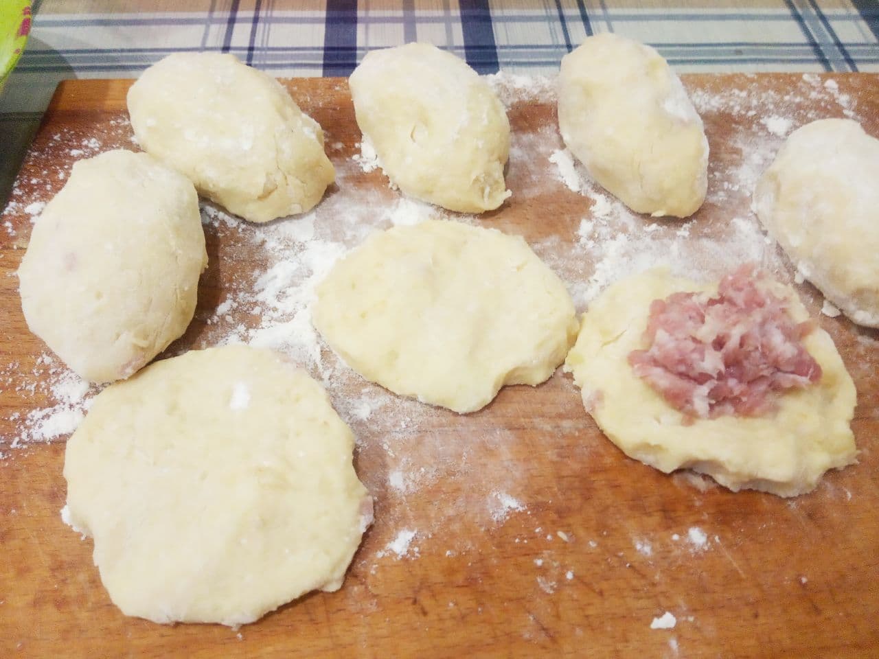 Картофельные зразы с мясной начинкой, вкусные и аппетитные: На середину каждой лепешки кладем мясную начинку и формируем зразы.