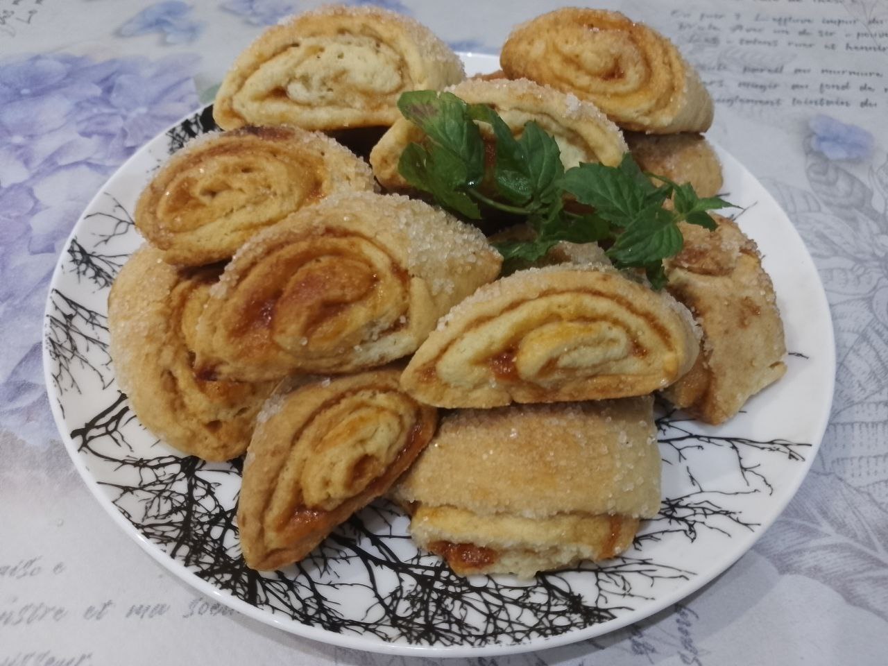 Печенье рулетики без яиц, с джемом или вареньем и сахаром