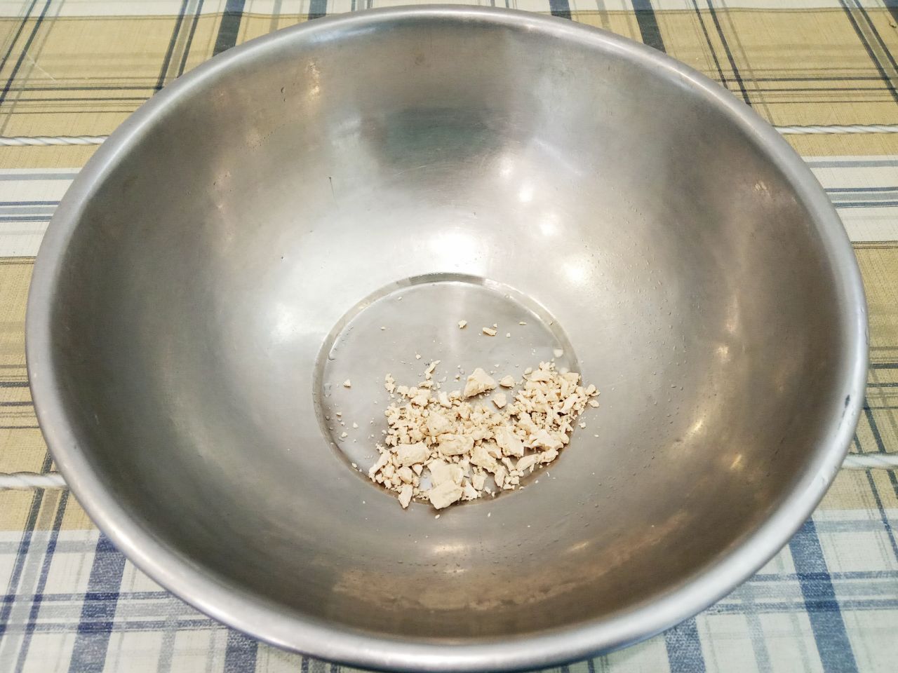 Простой рецепт жареных пирожков с начинкой из куриного филе и лука: Свежие дрожжи мелко измельчаем.
