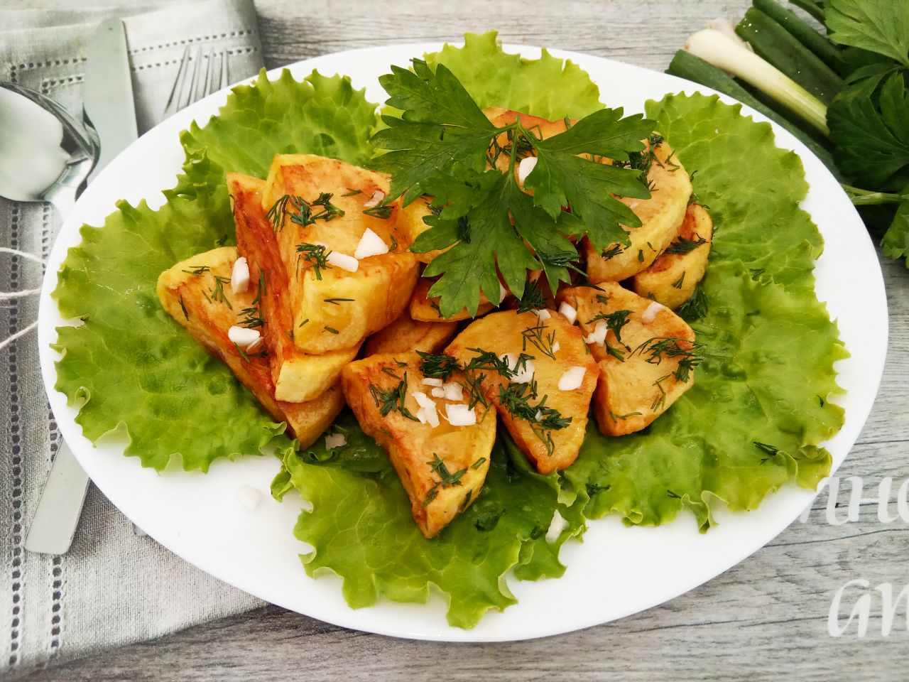 Картофель жареный с чесноком и зеленью