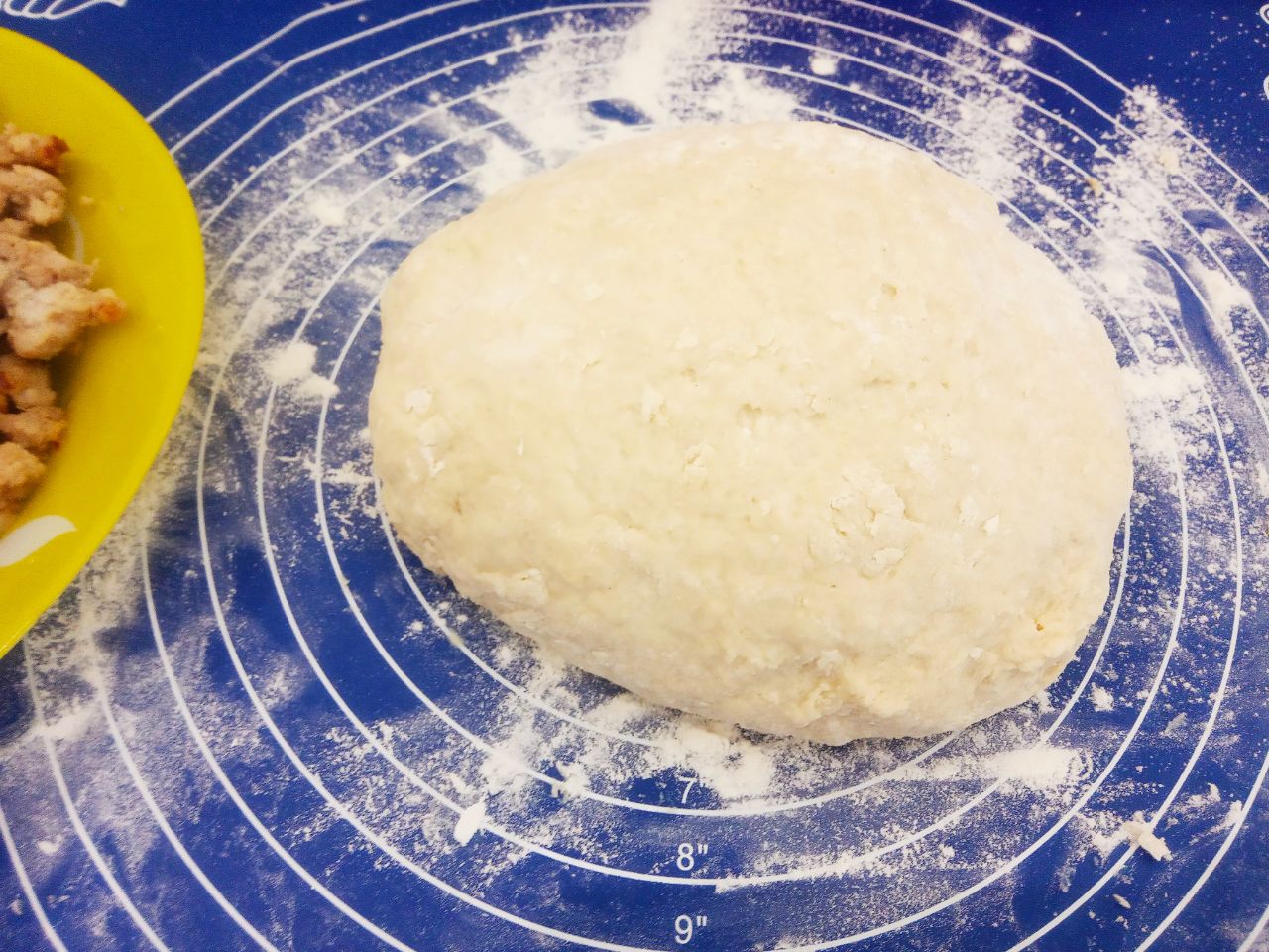 Жареные пирожки из творожного теста, с фаршем и луком, вкусные и аппетитные: Муку просеиваем через сито и добавляем частями в тесто. Замешиваем мягкое и нежное тесто.