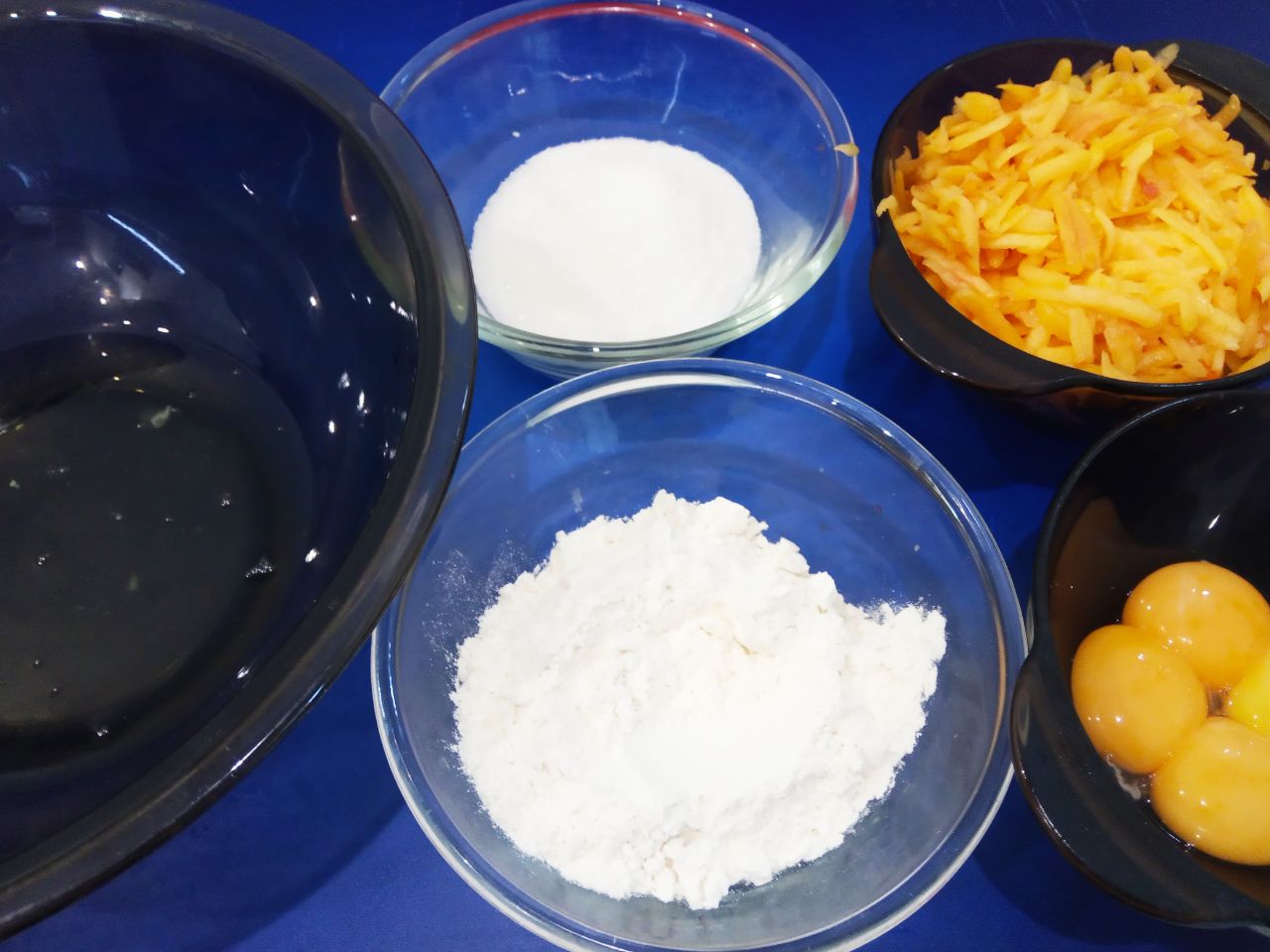 Бисквитный рулет с начинкой из персиков, вкусно и аппетитно