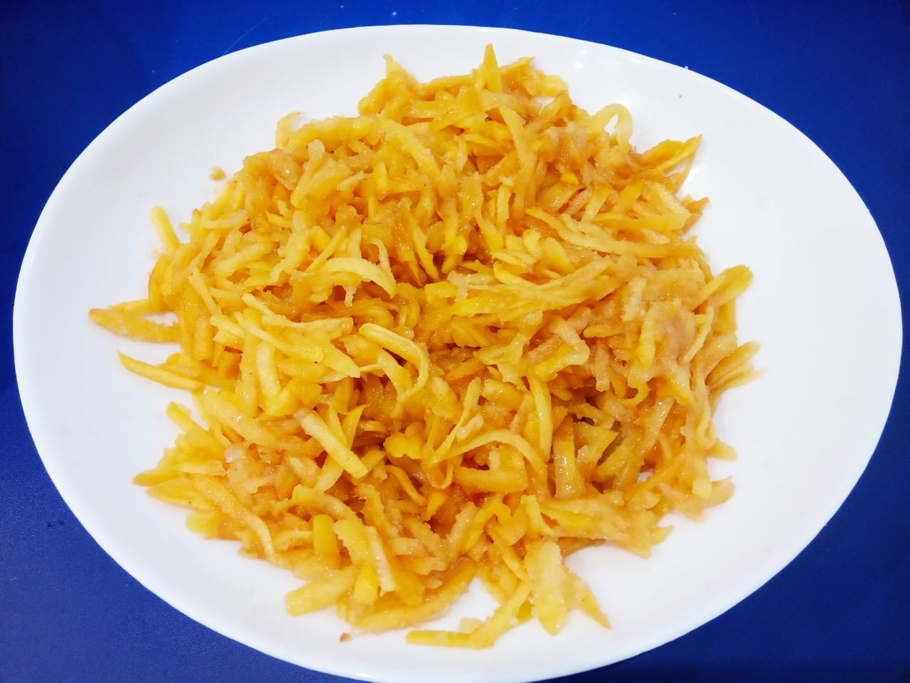 Бисквитный рулет с начинкой из персиков, вкусно и аппетитно: Персики для начинки выбираем твердые. Промываем водой, удаляем косточки и натираем на крупной терке.