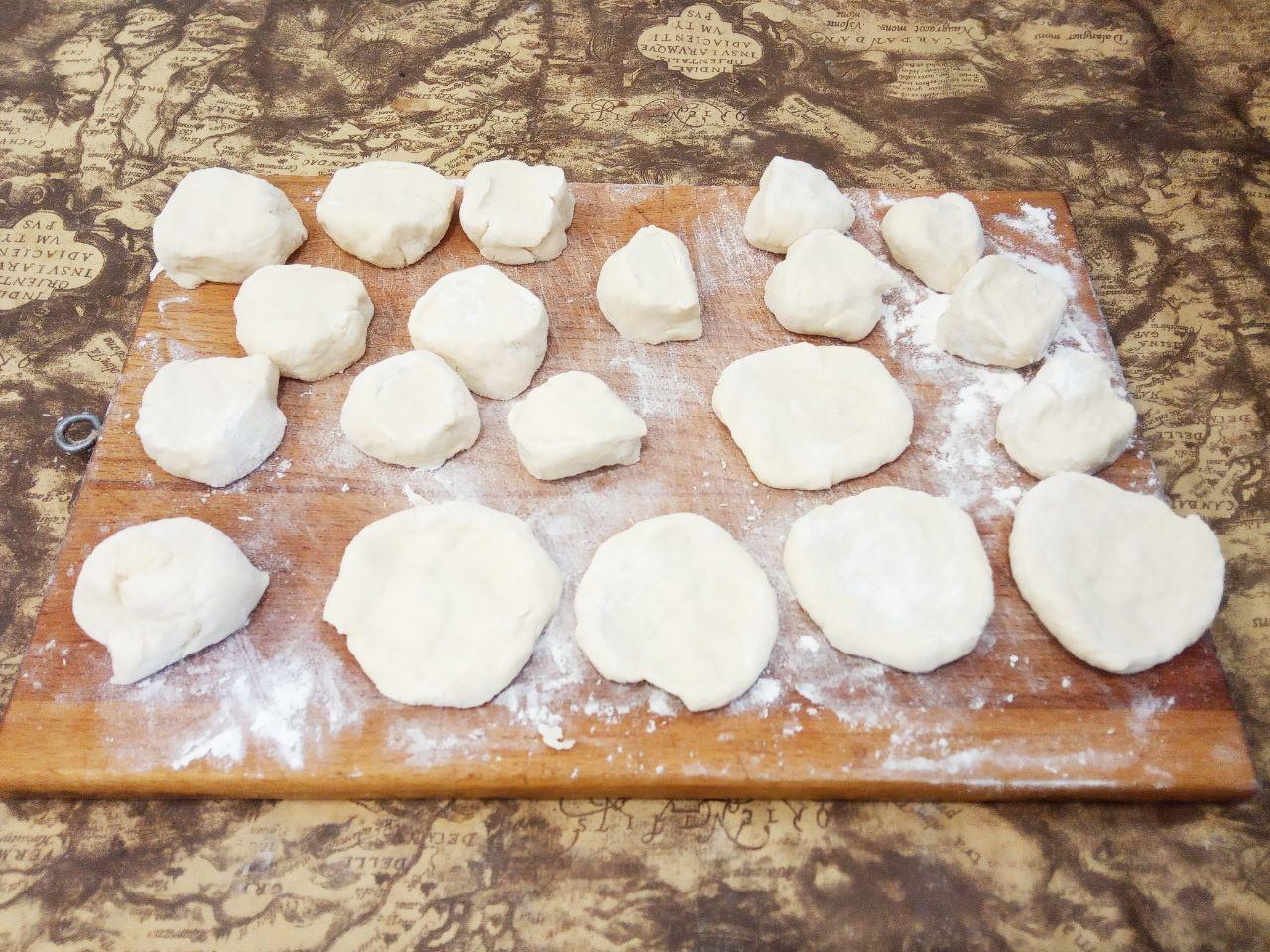 Вареники на кефире с халвой на пару, воздушные и вкусные: Тесто раскатываем колбаской и разрезаем на полоски около 1,5 см или раскатываем листом и стаканом нарезаем