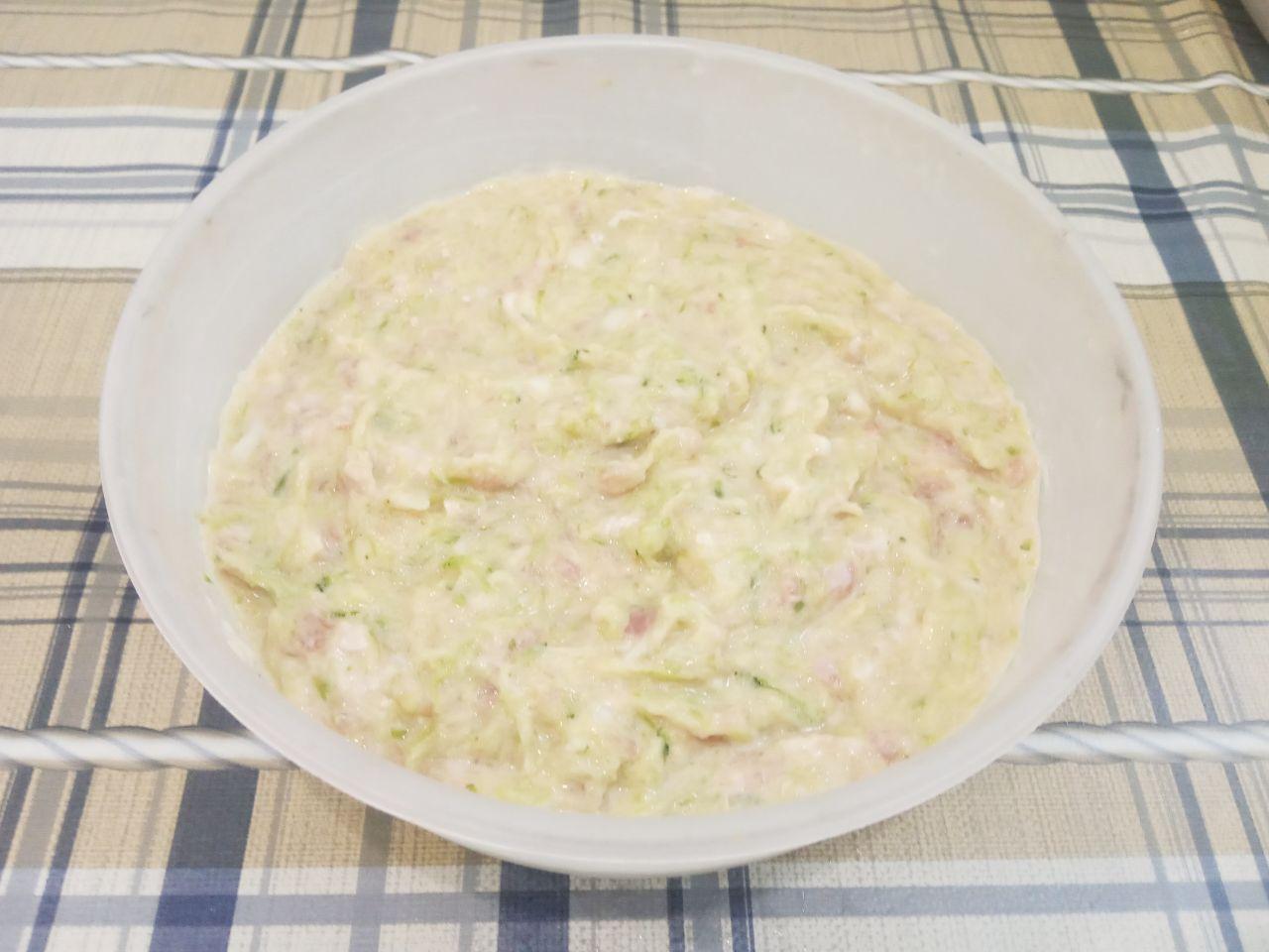 Кабачковые оладьи с фаршем, нежные и сытные: Разогреваем сковороду с растительным маслом и выкладываем ложкой оладьи.
