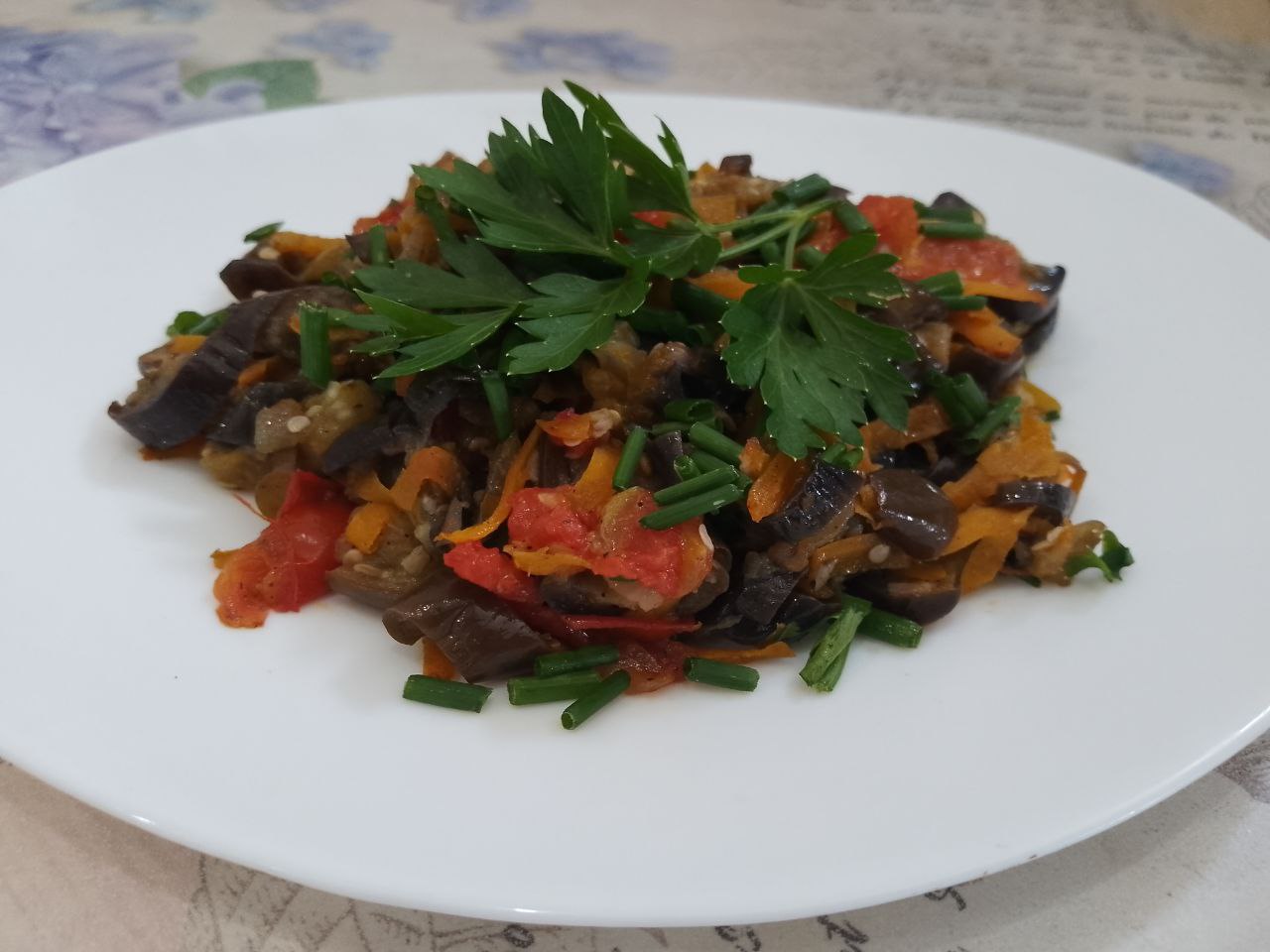 Баклажаны с луком, морковью и помидорами, на сковороде