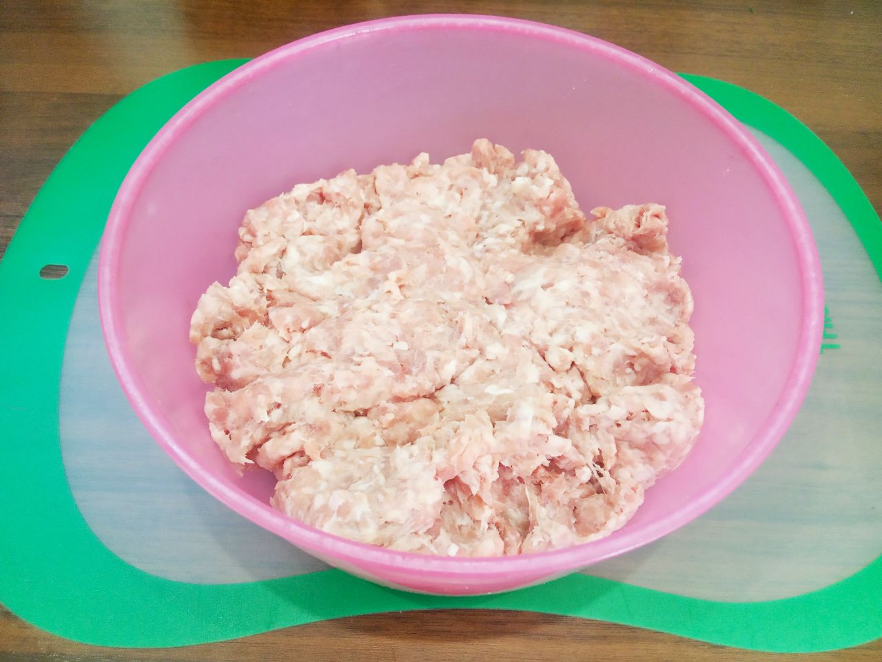 Простой рецепт мясных оладий с манной крупой и без яиц: Мясо промываем водой, просушиваем, разрезаем на куски и пропускаем через мясорубку.