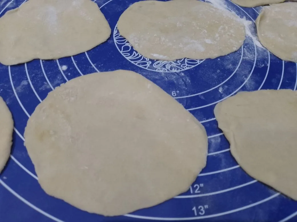 Песочное и рассыпчатое печенье, с начинкой из творога и изюма: Колобки раскатываем тонкими кружками.