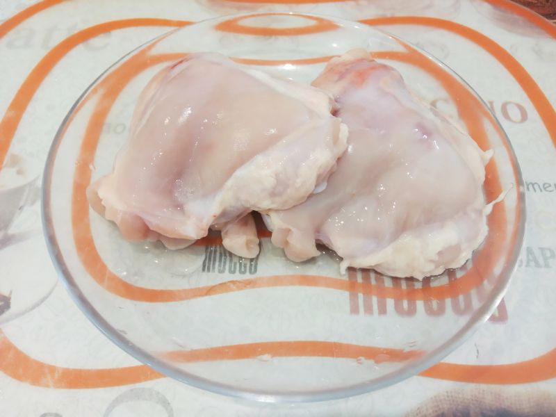 Рецепт гречневого супа с куриными мясом: В суп я кладу любое мясо, в этот раз я добавила куриные бедрышки. Из бедрышек снимаем кожу и хорошо промываем