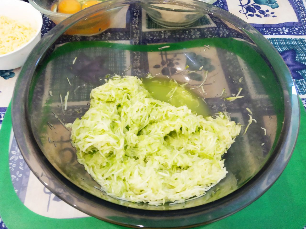 Кабачковые лепешки с сыром и манной крупой запеченные в духовке: Кабачки солим по вкусу и оставляем на 10-15 минут, чтобы выделился сок.