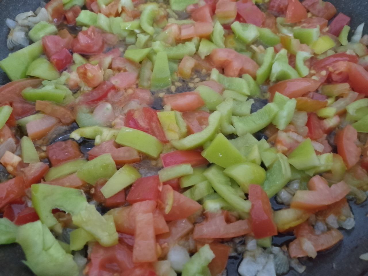 Лаваш запеченный в духовке, с начинкой из мяса, сыра и овощей, просто и вкусно: Добавляем помидоры и перец, обжариваем несколько минут.